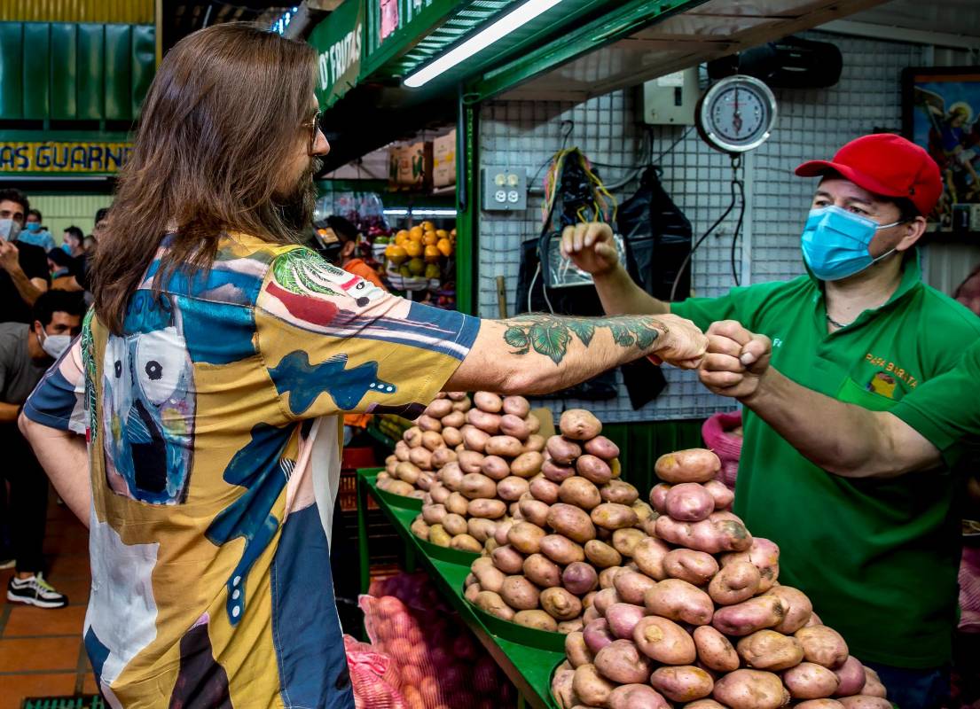 Juanes saludo, se tomo fotos y le agradeció a las personas que se le acercaron por todo el amor que le demuestran. Foto Juan Antonio Sánchez Ocampo