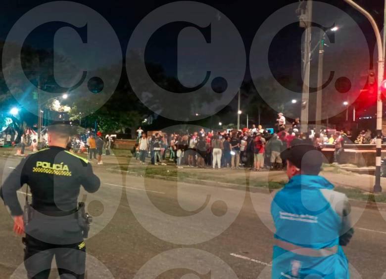 La Policía Metropolitana y la Personería tuvieron que intervenir para controlar la manifestación de los venteros que no fueron beneficiados con los puestos estacionarios en los alumbrados. FOTO: CORTESÍA