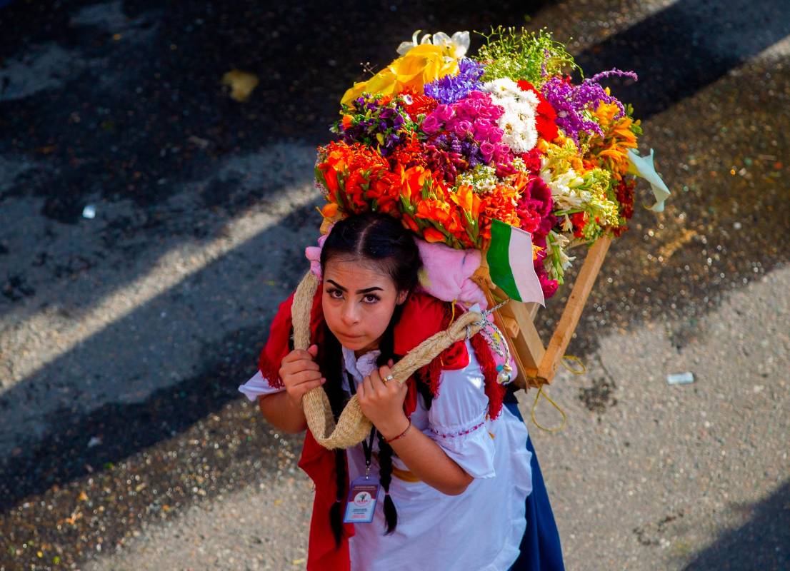 El desfile recorrió un total de 2.4 kilómetros a lo largo de la avenida del Río desde el puente de Guayaquil hasta llegar al Pabellón Blanco de Plaza Mayor. Foto: CAMILO SUÁREZ ECHEVERRY.
