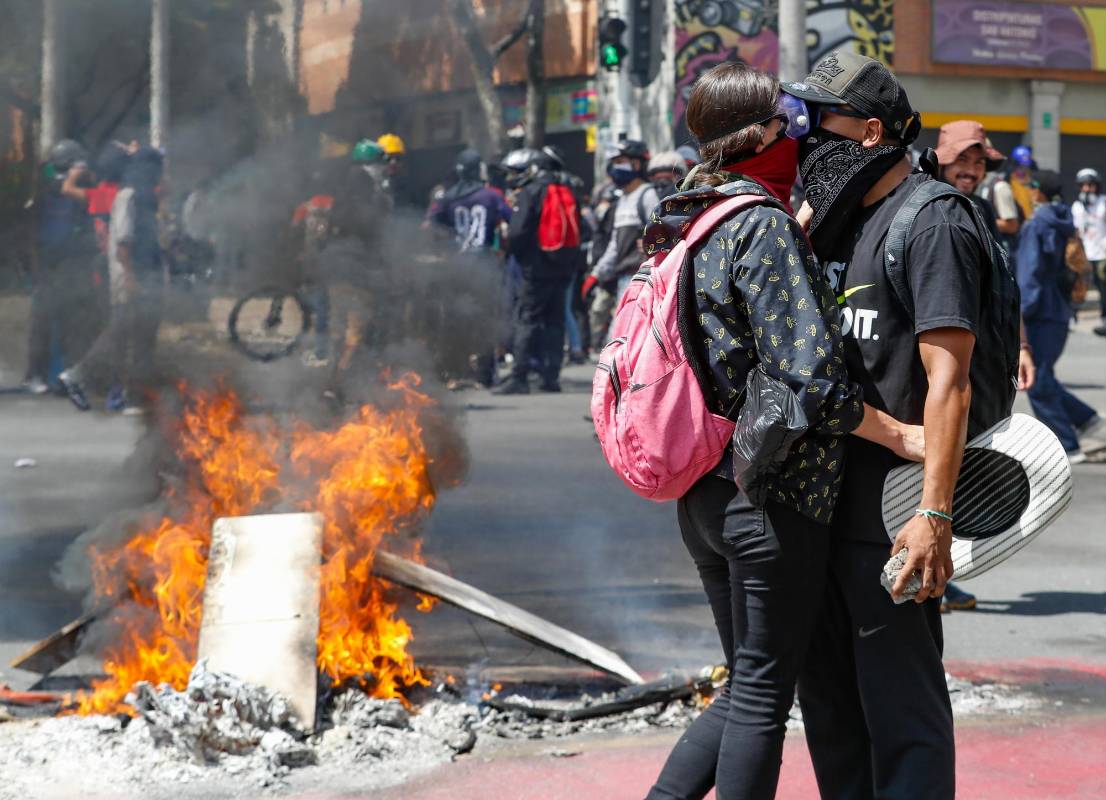 Las protestas también tuvieron espacio para demostrar los sentimientos de amor. FOTO: Manuel Saldarriaga