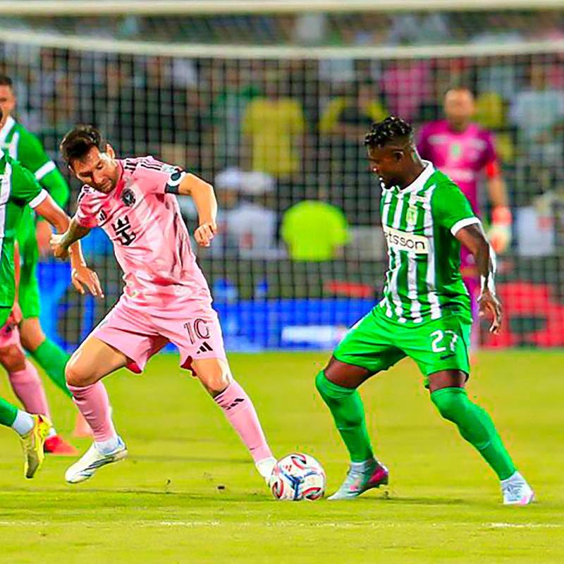 Al momento de su salida, el estadio volvió a rendirse a sus pies. Los asistentes corearon su nombre mientras el argentino, en gesto de agradecimiento, aplaudió y recorrió el centro del campo saludando a quienes llegaron para verlo. Foto: Camilo Suárez