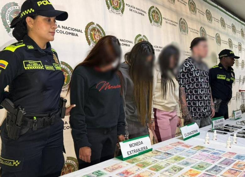 Las detenidas junto al presunto coordinador de la banda. Además de varios elementos incautados. FOTO: Cortesía