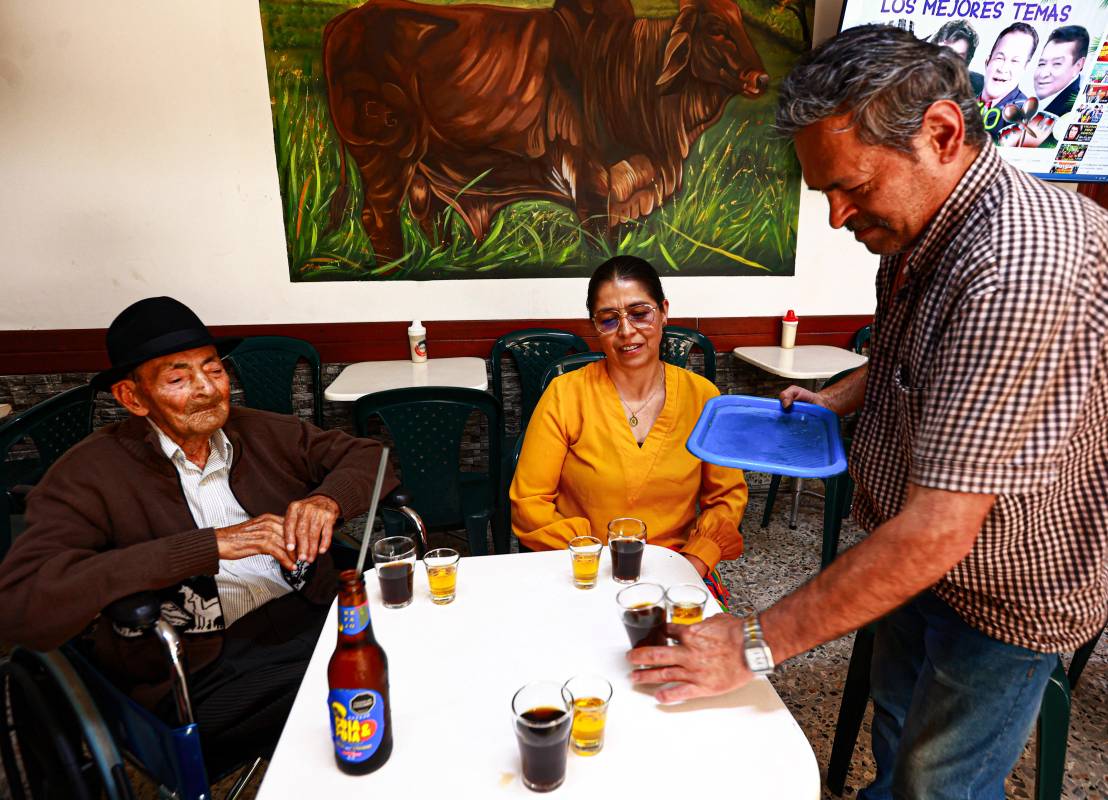 Para don Julio, la clave de su longevidad ha sido la dicha y la paz con las que ha sabido enfrentar la vida, un legado de sabiduría que transmite a quienes lo rodean. Foto: Manuel Saldarriaga Quintero.