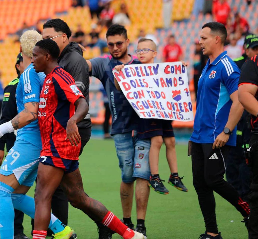 En esta imagen se ve como Yefferson Rodallega trata de llevarse a Washington Aguerre para que no siga en la disputa con un hincha. FOTO JUAN ANTONIO SÁNCHEZ 