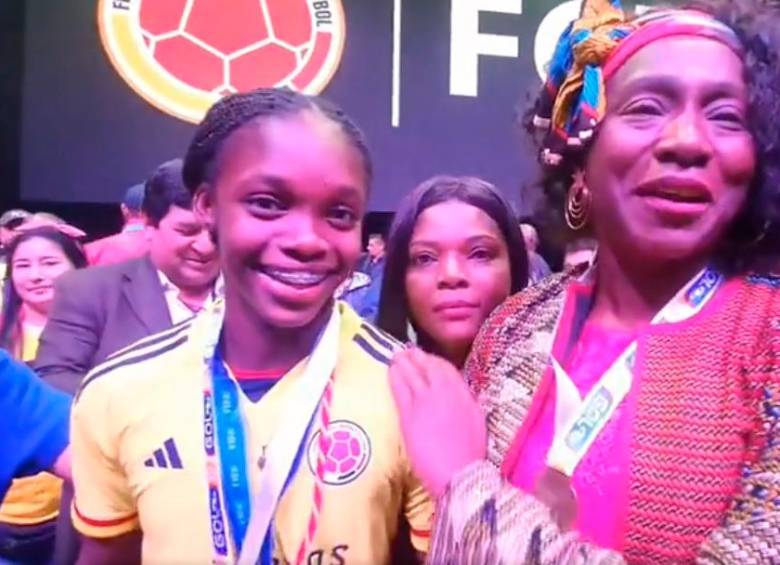 María Isabel Urrutia compartió emocionada con las futbolistas colombianas que representaron al país en el Mundial Femenino Sub-17. FOTO: @UrrutiaOcoro
