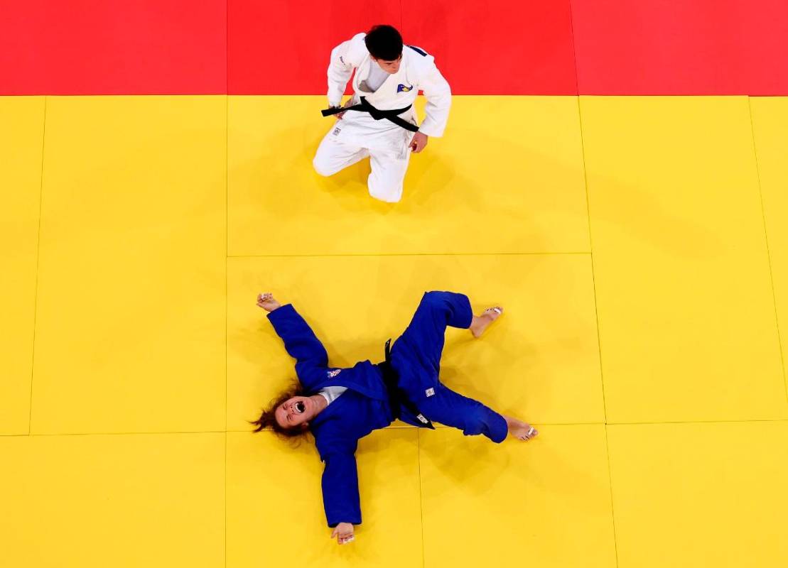 La ganadora Laura Fazliu de Kosovo (blanca) celebra mientras Katarina Kristo de Croacia muestra su abatimiento durante el combate de Judo femenino de 63 kg por la disputa de la medalla de Bronce B. Foto: GETTY