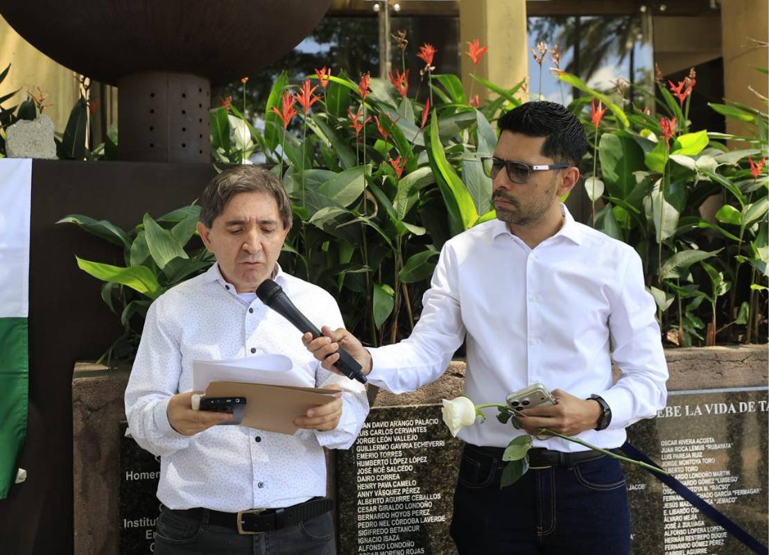 La concentración en memoria de Mateo Pérez Rueda reunió a periodistas de Antioquia en defensa de la libertad de prensa y la verdad. Foto: Camilo Súarez
