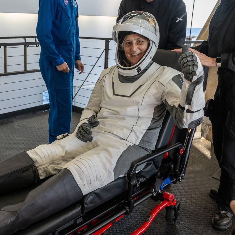 La astronauta Suni Williams en una camilla tras sentir los efectos de la gravedad en la Tierra. FOTO: NASA ASTRONAUTS