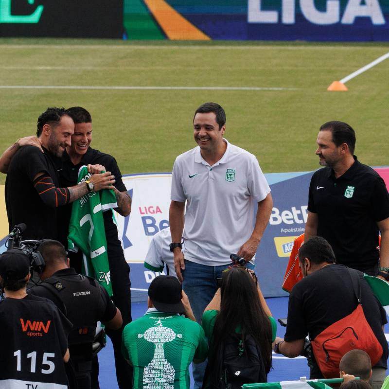 James junto con la camiseta número 23, la que eligió en Nacional. FOTO CAMILO SUÁREZ