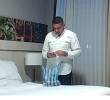Captura de video donde supuestamente aparece el sargento contando fajos de billetes. FOTO: CAPTURAS DE VIDEO