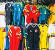 Comercio de Medellín se contagió de la fiebre amarilla por el Mundial y comercializa miles de camisetas de Colombia. Las retro, las más pedidas. FOTO Julio Herrera