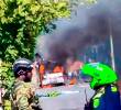 En el lugar de los hechos quedó en llamas un bus de servicio público, desde el cual al parecer se lanzaron los artefactos explosivos. IMAGEN TOMADA DE VIDEO.