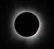 Las gafas para eclipse certificadas bajo la norma ISO 12312-2 son la forma más segura de observar el eclipse solar total del 12 de agosto y evitar daños permanentes en la visión. FOTO: NASA.