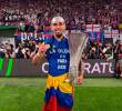 Daniel Muñoz con el trofeo y la medalla de campeón de la Conference League. FOTO CRYSTAL PALACE