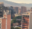Una densa columna de humo cubre varios edificios de El Poblado, Medellín. Foto: captura de video tomado de redes sociales.