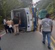 Un bus afiliado a TransOriente se volcó en la autopista Medellín-Bogotá, en jurisdicción de San Luis, Antioquia, dejando dos muertos y siete heridos. FOTO tomada de redes sociales