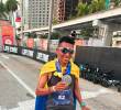 Mauricio González con la medalla que lo acredita como en ganador en Miami. FOTO @kaufsports