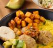 El restaurante Entrerrieles vende su propia versión de la sopa con arroz, acompañada de albóndigas, arepa, aguacate, plátano y chicharraron,