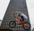 Javier Zapata desafía nuevamente las escalas del Edificio Coltejer. FOTO: Manuel Saldarriaga