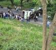 Un bus se volcó en la autopista Norte cerca de la entrada de Girardota. La vía permanece cerrada mientras se atiende la emergencia. FOTO: Cortesía
