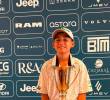 Tomás, con el trofeo del título Nacional Infantil en sus brazos. FOTO CORTESÍA FEDEGOLF