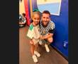 Esta es la imagen de Lionel Messi junto a la hija de Riyad Mahrez, el jugador de Argelia. FOTO