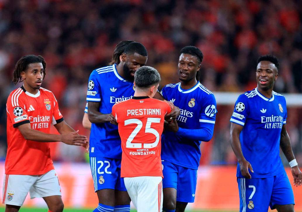 En la imagen se ve la situación entre Prestianni y Vinícius durante el encuentro entre Benfica y Real Madrid. FOTO GETTY