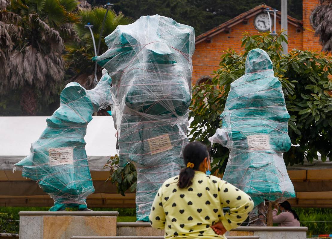 El particular hecho, que también ha sido interpretado como una protesta, ha sorprendido a los visitantes que buscan tomarse una foto con la escultura. Foto: Manuel Saldarriaga Quintero.