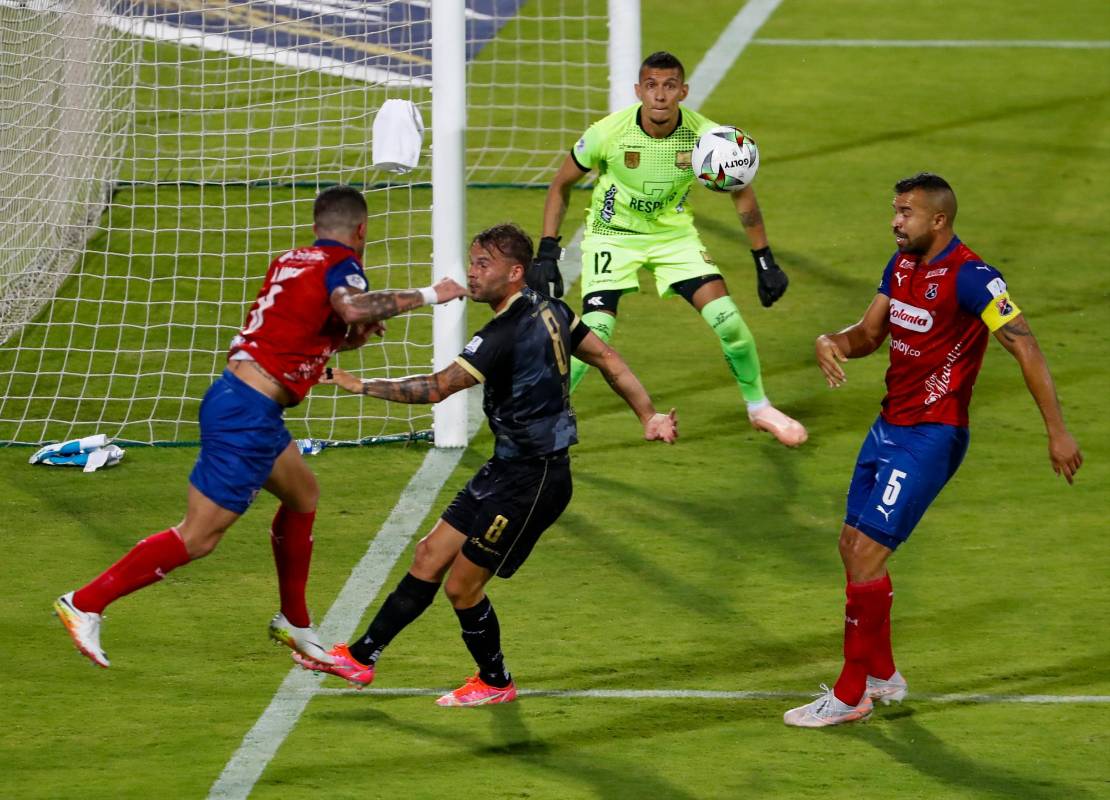 El partido que estuvo de ida y vuelta para ambos equipos, y bañado por lluvia, se cerro con un empate, que le puso punto final al primer partido con publico de la liga colombiana de Fútbol. FOTOS MANUEL SALDARRIAGA