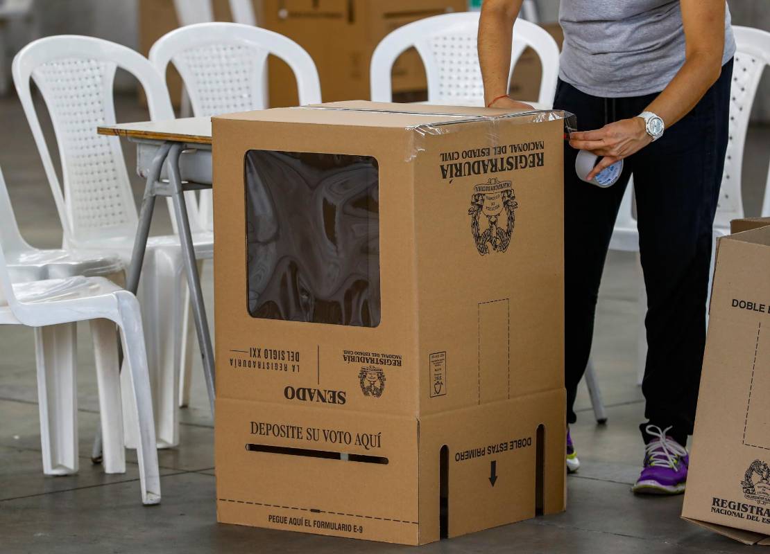 Las urnas son selladas para garantizar transparencia durante la jornada electoral. Foto: Manuel Saldarriaga Quintero.