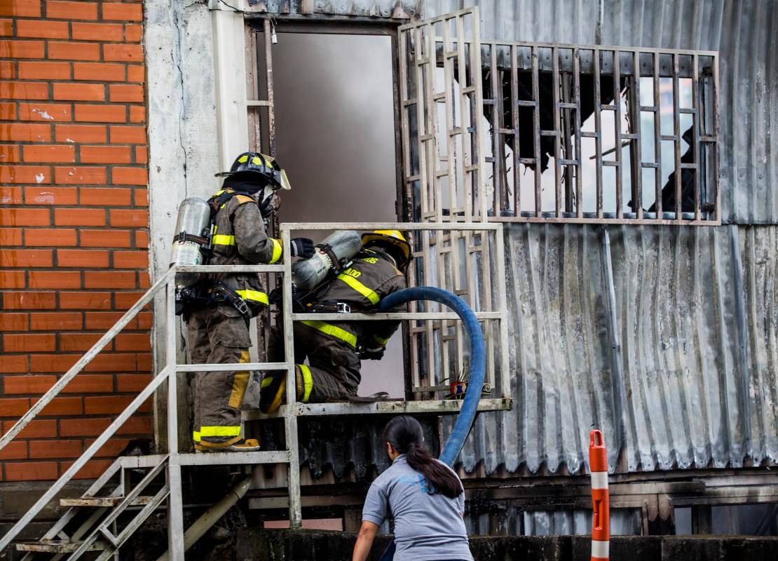 El comandante del Cuerpo de Bomberos de Envigado, capitán Luis Bernardo Morales, señaló que uno de los trabajadores resultó lesionado levemente y fue trasladado por sus compañeros a un centro asistencial. Foto: Julio César Herrera