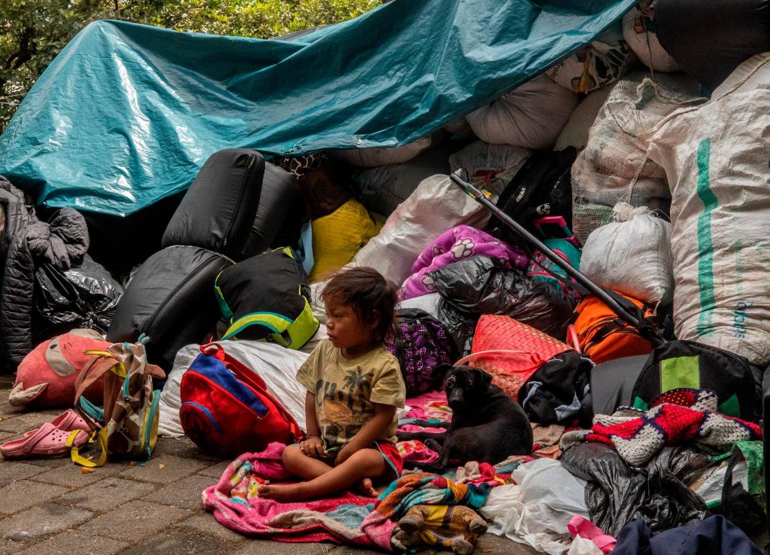 Los indígenas se fueron a habitar a las afueras de la institución educativa, donde han levantado campamentos, debido a problemas que tuvieron con otras personas en el inquilinato. Foto: Camilo Suárez Echeverry
