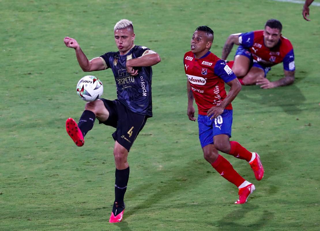 El partido que estuvo de ida y vuelta para ambos equipos, y bañado por lluvia, se cerro con un empate, que le puso punto final al primer partido con publico de la liga colombiana de Fútbol. FOTOS MANUEL SALDARRIAGA