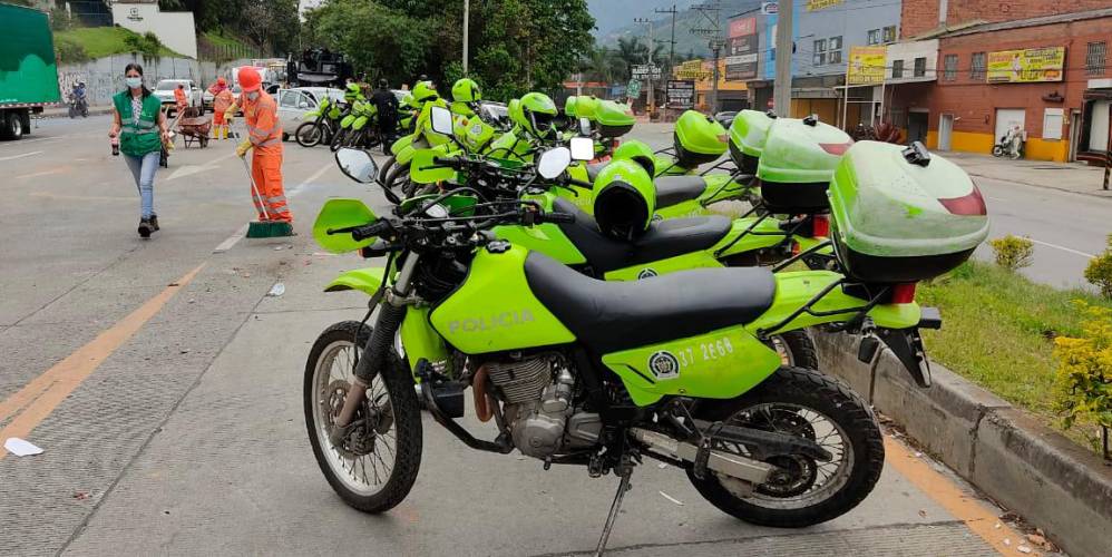 Durante el día hay pasó normal por el sitio pero no sé está cobrando. La Policía con varias de sus unidades custodia el lugar. Foto: Jaime Pérez