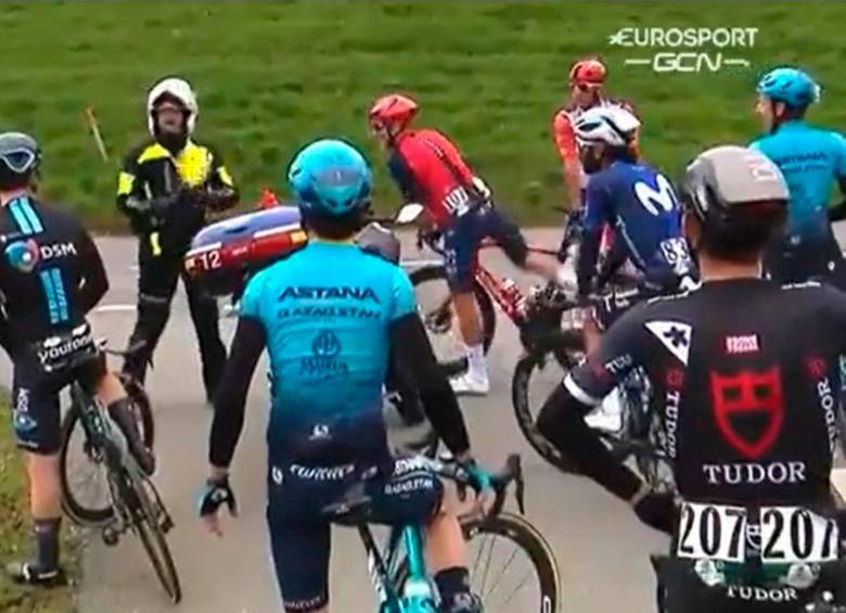 El agente de tránsito se mostró confundido cuando los ciclistas le preguntaron por dónde tenía que continuar el grupo en la carrera. FOTO: CAPTURA DE PANTALLA 