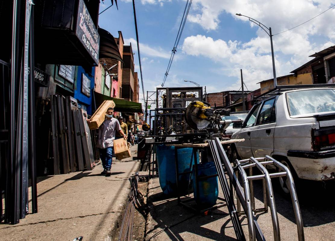 El espacio publico, sobretodo la calle la Paz, todos los andenes de ambas calzadas están copadas por los comerciantes del sector y no hay paso para los peatones. FOTOS: JULIO CÉSAR HERRERA