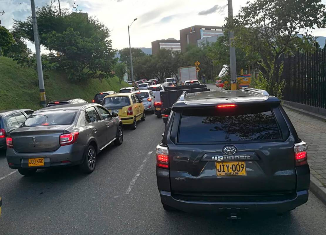 Los conductores debieron apelar a la paciencia por la congestión vehicular. FOTO: MANUEL SALDARRIAGA QUINTERO.