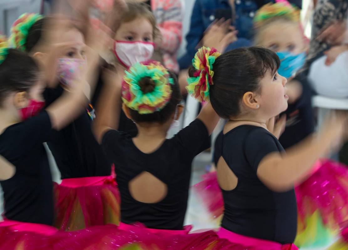 Por ser una actividad generalmente grupal, las bailarinas comparten su pasión y alegría con otras, generando lazos sociales. Foto: Manuel Saldarriaga Quintero.