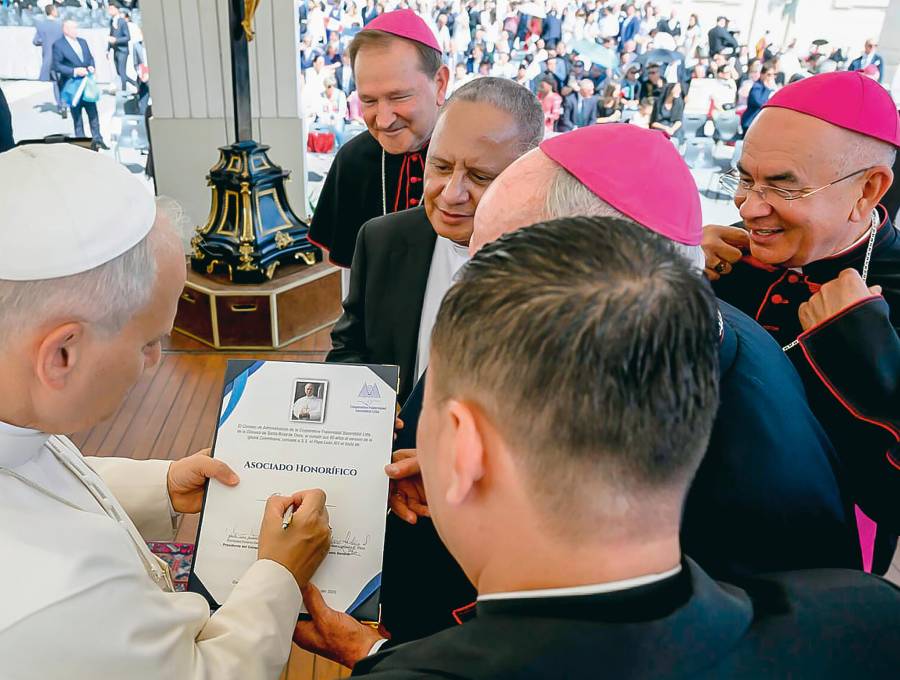 Momento en el que el papa León XIV firmó su vinculación como afiliado de Coofrasa. <span class="mln_uppercase_mln">FOTO</span> <b><span class="mln_uppercase_mln">CORTESÍA</span></b>