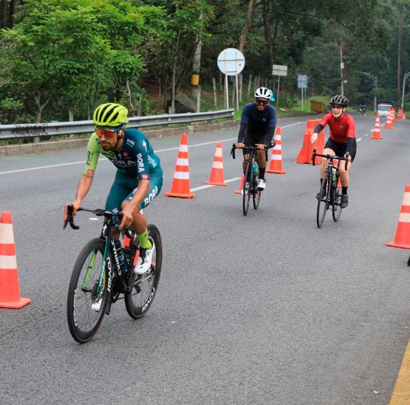 La ciclovía funcionará todos los domingos y festivos de 5:30 a. m. a 10:00 a. m. y va desde San Diego hasta el Alto de Las Palmas. Dado que tendrá un carril exclusivo, no será necesario cerrar por completo la movilidad del área. Foto: Esneyder Gutiérrez