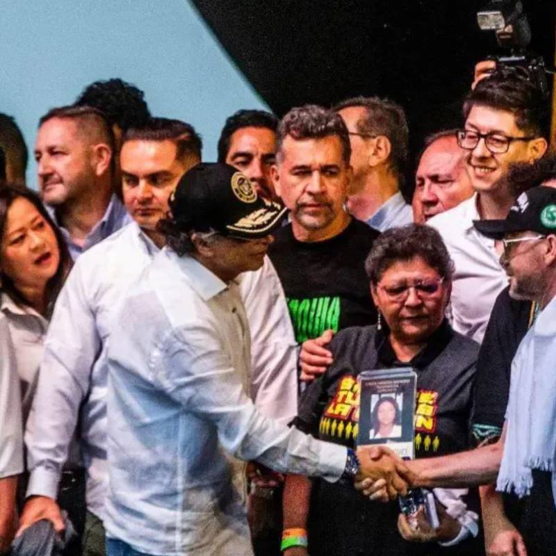 Gustavo Petro durante el tarimazo en La Alpujarra el 21 de junio de 2025. Junto a él los capos presos de las bandas del Valle de Aburrá. Foto: El Colombiano