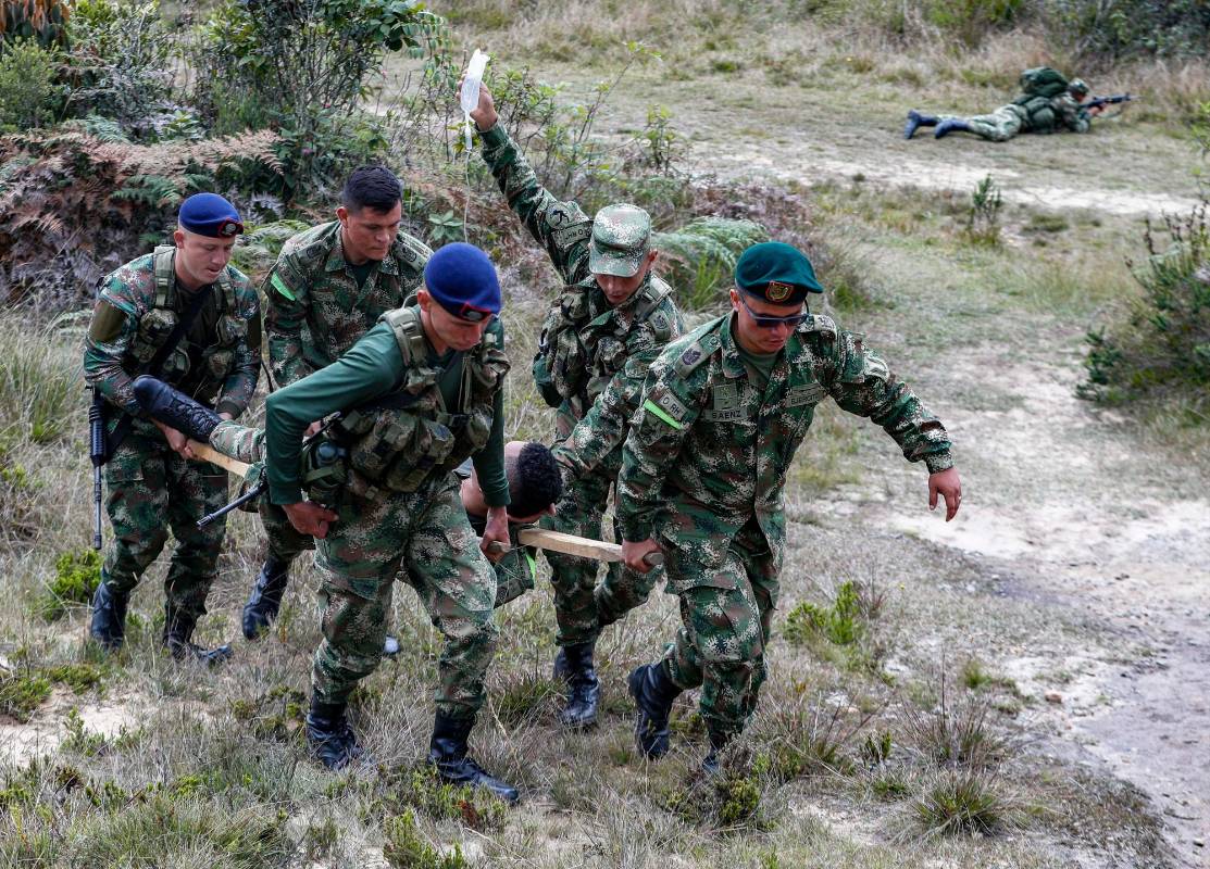 La labor de estos soldados es salvaguardar la vida de sus compañeros, de los civiles y de los combatientes que se hayan rendido: Foto Manuel Saldarriaga Quintero.