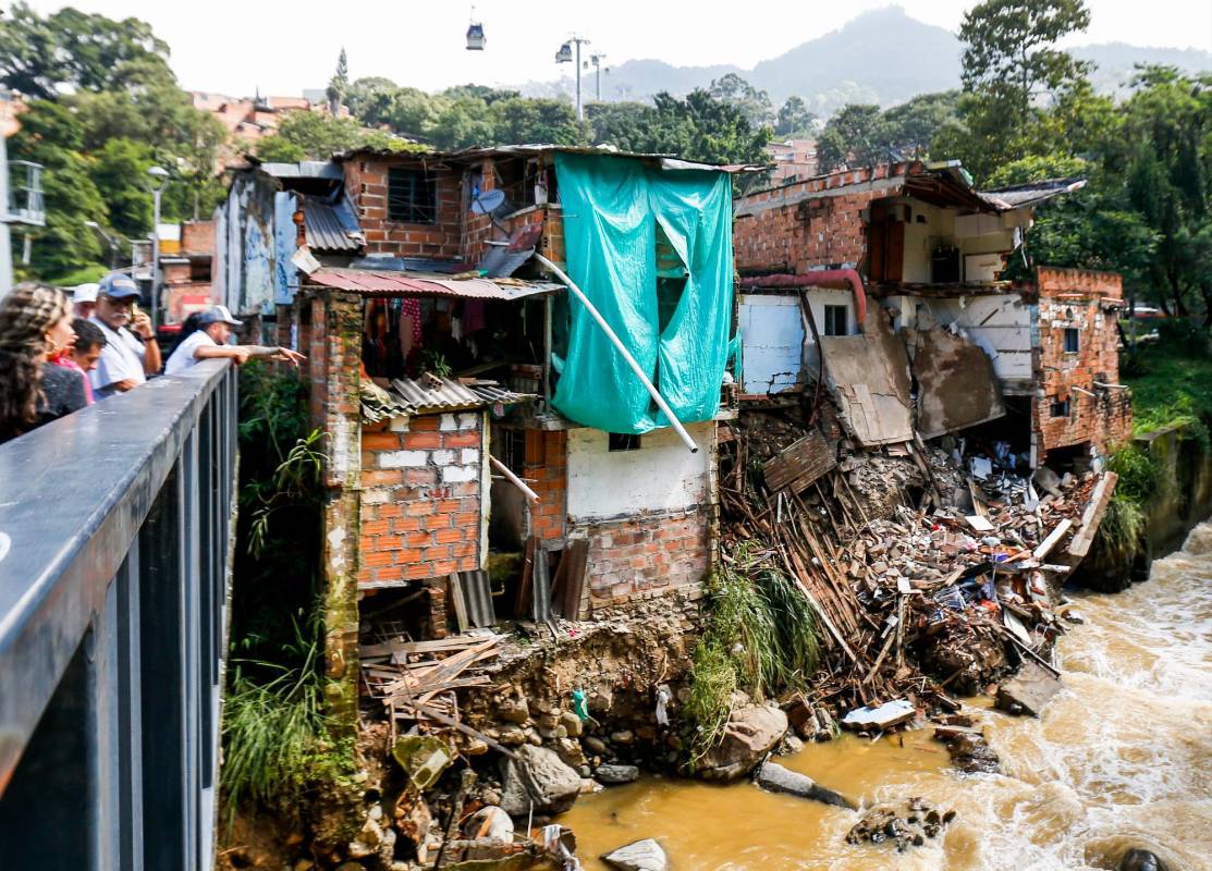  El equipo técnico del Dagrd y la comisión social de la Secretaría de Inclusión. En el barrio Miraflores se dio recomendación de evacuación definitiva a las viviendas por el colapso de las estructuras al margen de la quebrada Santa Elena. Fotos Julio César Herrera