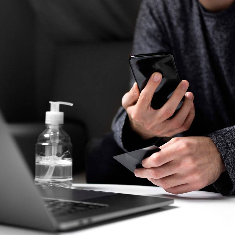 Grupos de estafadores han comenzado a enviar mensajes de texto o correos electrónicos suplantando entidades financieras. Foto, Freepik. 