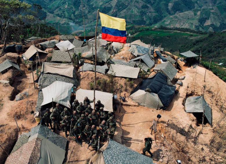 El Estado Mayor Central y el Gobierno pactaron crear una mesa de diálogos, mientras el conflicto arrecia en el Cauca. FOTO cortesía del ejército.