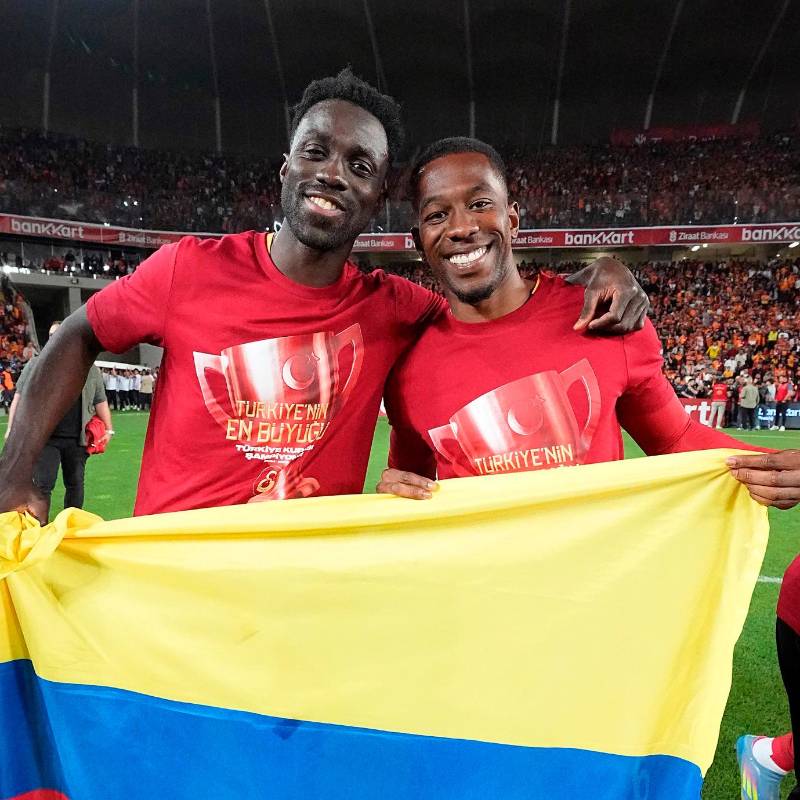 Davinson Sánchez y Carlos Cuesta (derecha) festejando el nuevo título de Galatasaray en la Copa de Turquía. FOTO: Tomada de X @GalatasaraySK