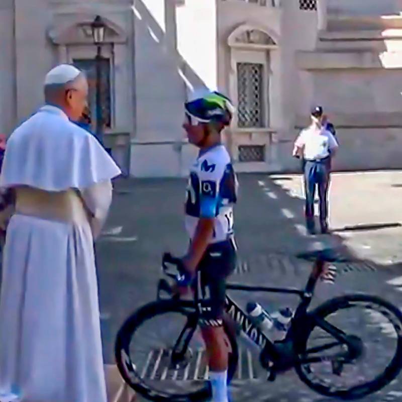 Nairo habló con el papa León XVI en la etapa final del Giro. Foto: Captura transmisión oficial Dsports