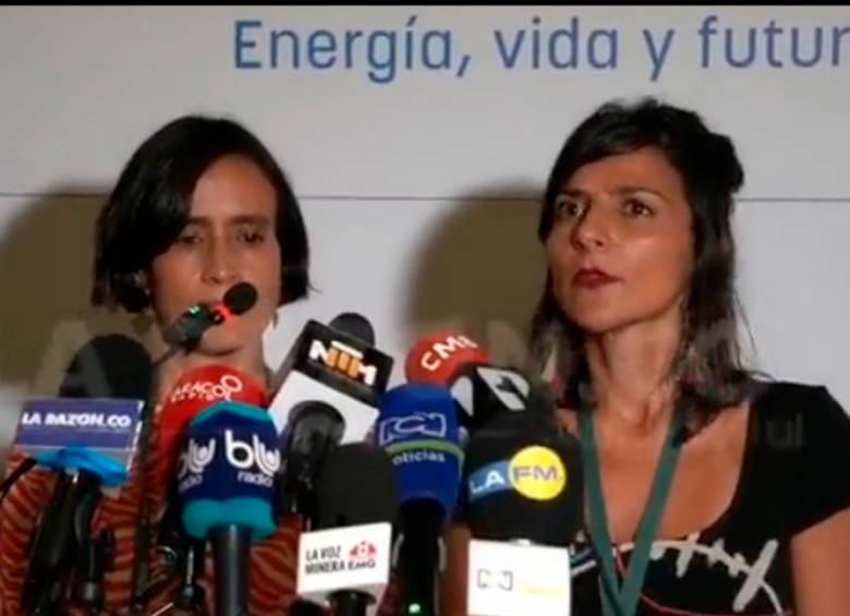 Irene Vélez estaba acompañada de la ministra de Ambiente, Susana Muhamad. FOTO: CAPTURA DE PANTALLA