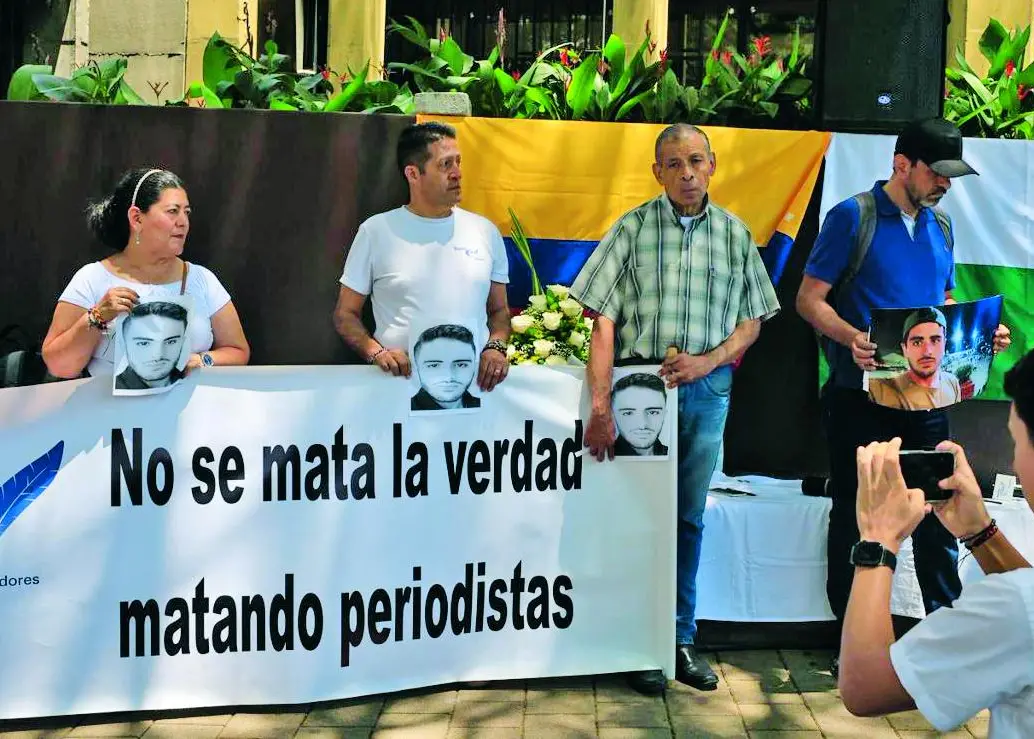 Periodistas de Antioquia hicieron un plantón en La Alpujarra para honrar la memoria de Mateo y pedir justicia ante su asesinato ocurrido en la zona rural de Briceño. Foto: Camilo Suárez.