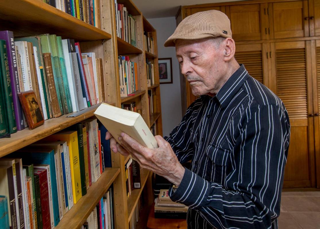 Dirigió el Taller de Poesía en la Biblioteca Pública Piloto por más de 30 años. Agosto 29 de 2017. Foto: Juan Antonio Sánchez 